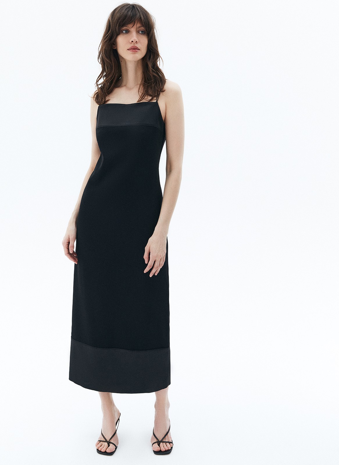 Платье на тонких бретелях, цвет: Черный Allweneed Платье-комбинация на тонких бретелях из нежной вискозы. Модель прямого кроя длины миди. Мы создали платье из нескольких фактур с перекрестными бретелями на спине, поэтому советуем делать высокую прическу, когда надеваете его для особого случая. Есть скрытая застёжка-молния на спине. Высокий разрез сзади усилит торжественность модели и сделает образ чувственным. Мы советуем подобрать к платью любимые украшения и сочетать его с жакетом с мужского плеча из нашей капсулы в праздничную ночь, чтобы ощутить себя роскошно.