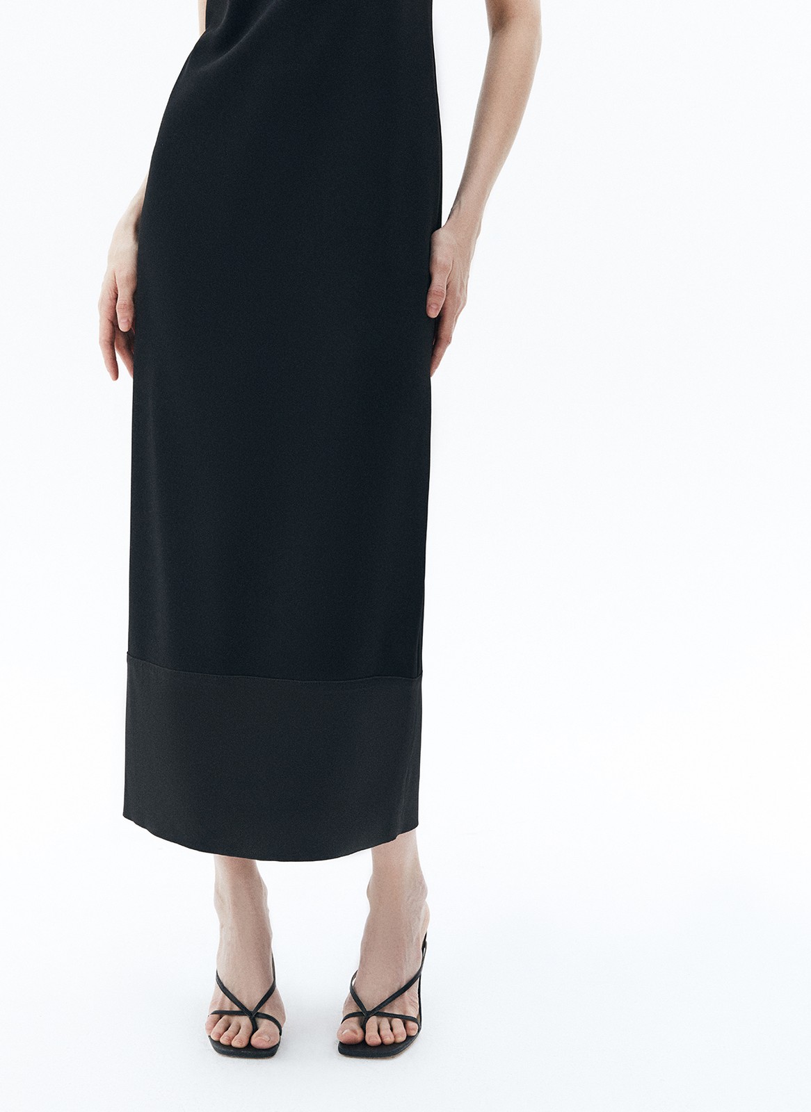 Платье на тонких бретелях, цвет: Черный Allweneed Платье-комбинация на тонких бретелях из нежной вискозы. Модель прямого кроя длины миди. Мы создали платье из нескольких фактур с перекрестными бретелями на спине, поэтому советуем делать высокую прическу, когда надеваете его для особого случая. Есть скрытая застёжка-молния на спине. Высокий разрез сзади усилит торжественность модели и сделает образ чувственным. Мы советуем подобрать к платью любимые украшения и сочетать его с жакетом с мужского плеча из нашей капсулы в праздничную ночь, чтобы ощутить себя роскошно.