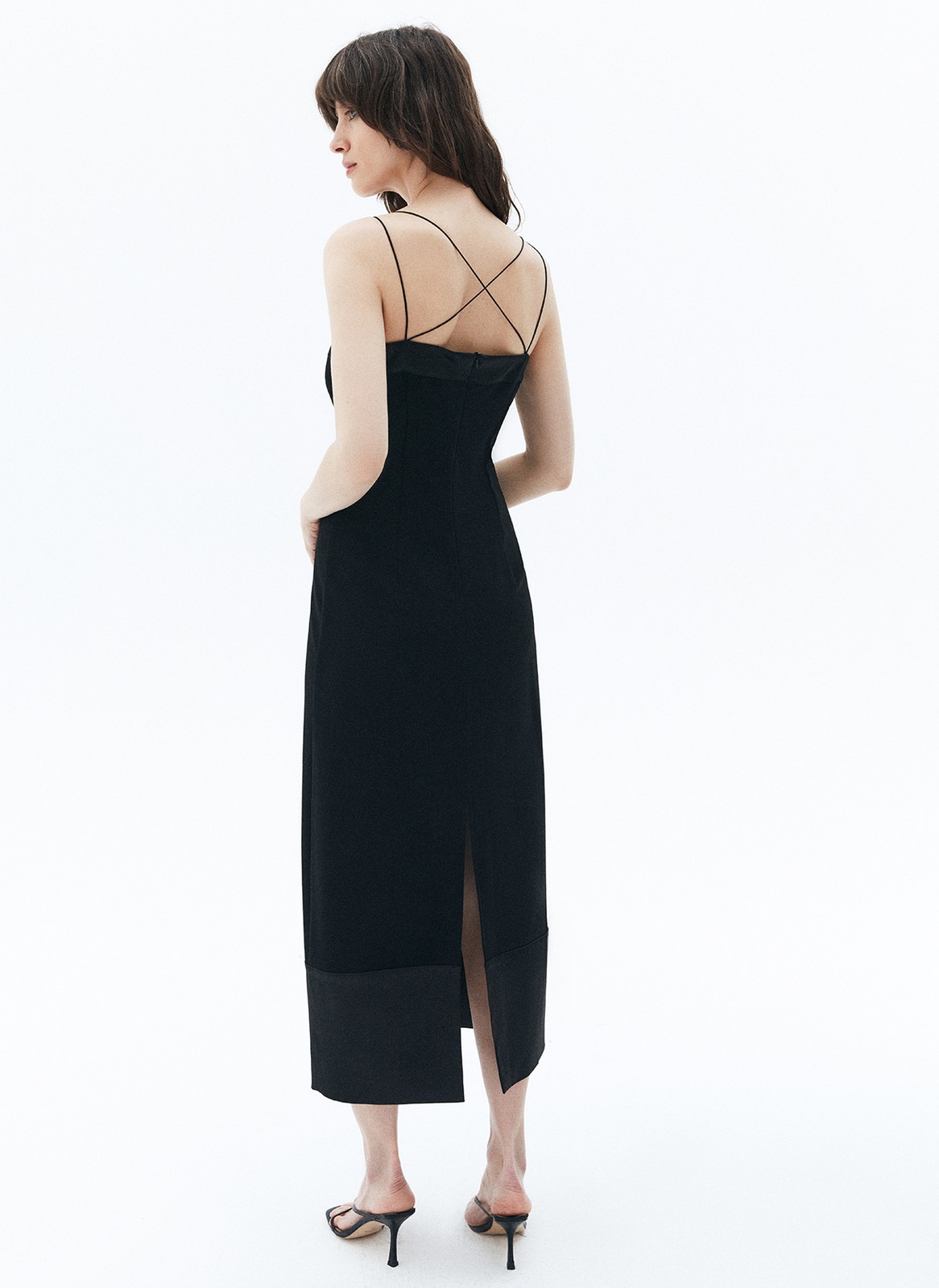 Платье на тонких бретелях, цвет: Черный Allweneed Платье-комбинация на тонких бретелях из нежной вискозы. Модель прямого кроя длины миди. Мы создали платье из нескольких фактур с перекрестными бретелями на спине, поэтому советуем делать высокую прическу, когда надеваете его для особого случая. Есть скрытая застёжка-молния на спине. Высокий разрез сзади усилит торжественность модели и сделает образ чувственным. Мы советуем подобрать к платью любимые украшения и сочетать его с жакетом с мужского плеча из нашей капсулы в праздничную ночь, чтобы ощутить себя роскошно.