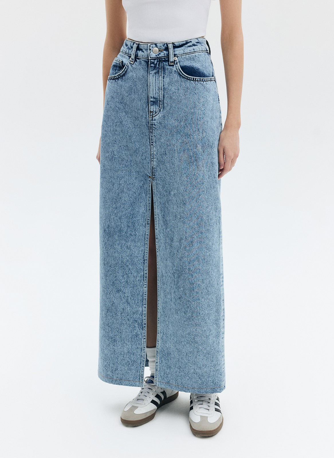 


Джинсовая юбка макси с разрезом спереди. Фасон, покоривший стритстайл за последние два года. Модель из хлопка, прямого кроя, с двумя карманами и застёжкой на молнию и пуговицу. Благодаря длине изделие легко сочетать с осенними вещами: сапогами и пальто.

