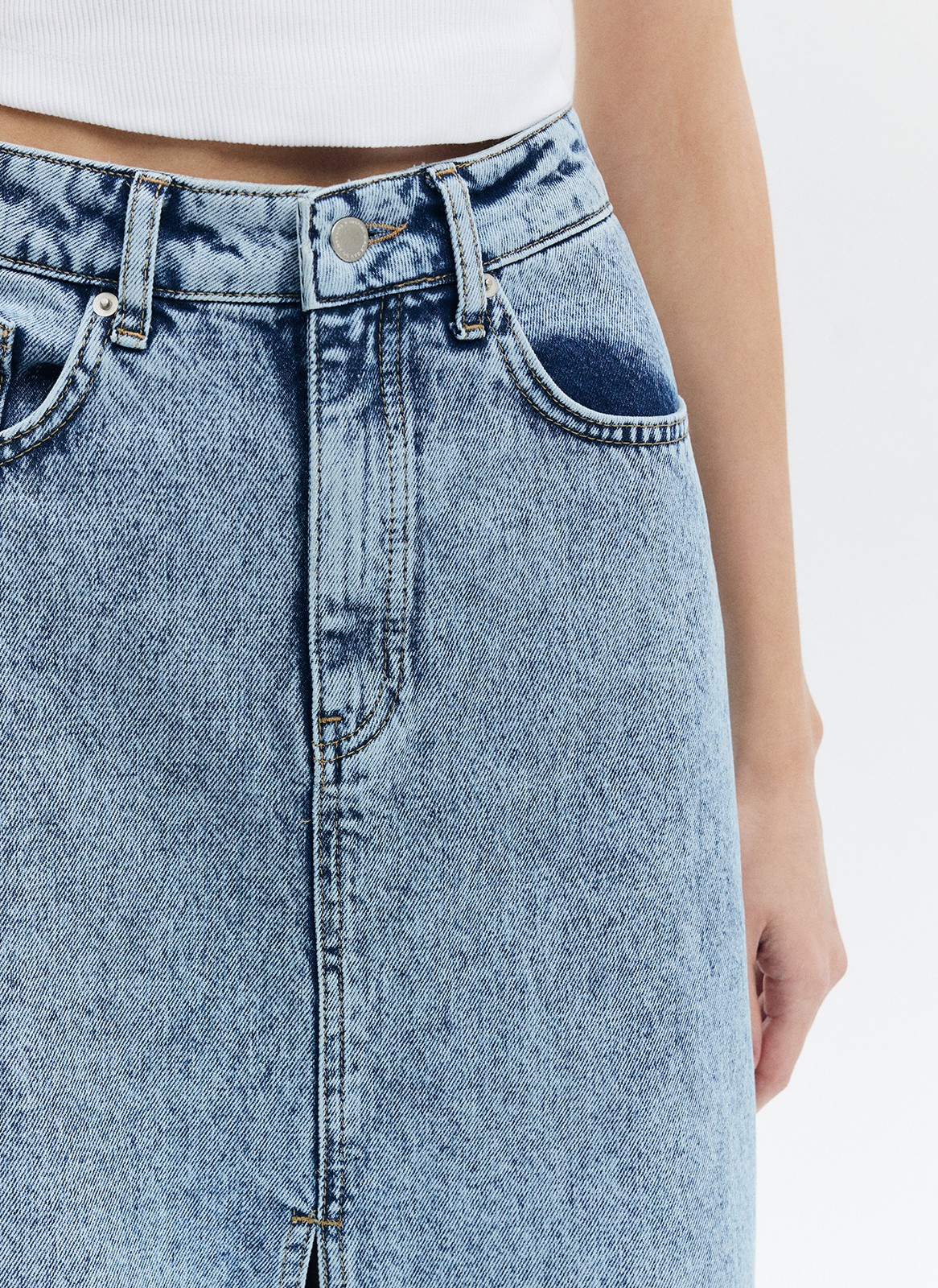 


Джинсовая юбка макси с разрезом спереди. Фасон, покоривший стритстайл за последние два года. Модель из хлопка, прямого кроя, с двумя карманами и застёжкой на молнию и пуговицу. Благодаря длине изделие легко сочетать с осенними вещами: сапогами и пальто.

