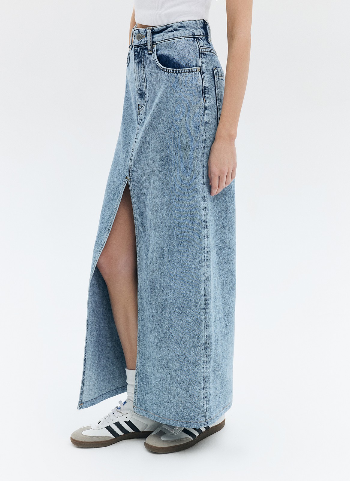 


Джинсовая юбка макси с разрезом спереди. Фасон, покоривший стритстайл за последние два года. Модель из хлопка, прямого кроя, с двумя карманами и застёжкой на молнию и пуговицу. Благодаря длине изделие легко сочетать с осенними вещами: сапогами и пальто.

