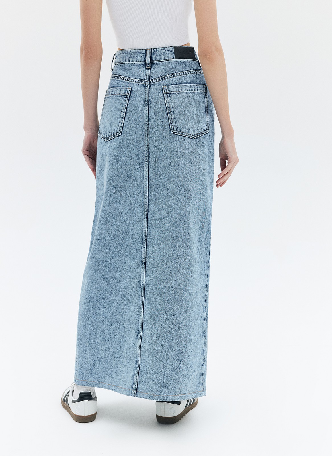 


Джинсовая юбка макси с разрезом спереди. Фасон, покоривший стритстайл за последние два года. Модель из хлопка, прямого кроя, с двумя карманами и застёжкой на молнию и пуговицу. Благодаря длине изделие легко сочетать с осенними вещами: сапогами и пальто.

