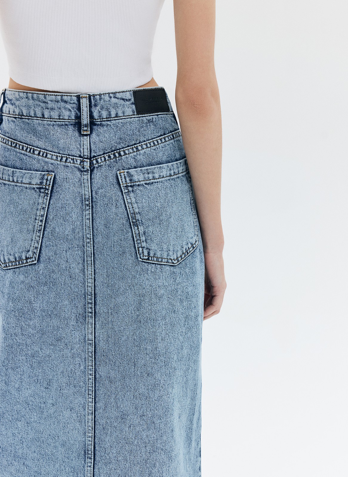 


Джинсовая юбка макси с разрезом спереди. Фасон, покоривший стритстайл за последние два года. Модель из хлопка, прямого кроя, с двумя карманами и застёжкой на молнию и пуговицу. Благодаря длине изделие легко сочетать с осенними вещами: сапогами и пальто.

