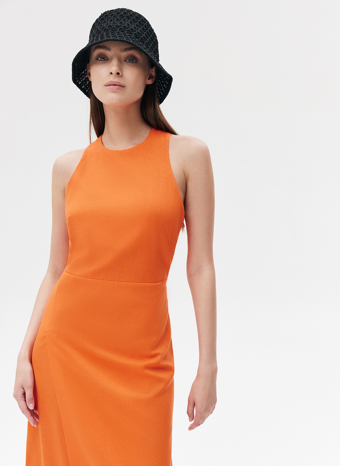 Платье с разрезом изо льна, цвет: ОРАНЖЕВЫЙ Allweneed
Платье изо льна с разрезом. Дышащий материал приятно касается тела, охлаждая кожу в жару, хорошо впитывает влагу и быстро высыхает. Актуальная длина миди, округлый вырез и скрытая застёжка на спине на молнию. Особое внимание мы уделили деталям: подобрали правильную плотность ткани, добавили перекрёстные широкие бретели на спине и чувственный разрез. В таком платье легко отправиться на прогулку по набережной, захватив с собой плетёную сумку из рафии или кожи и очки.