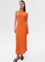 Платье с разрезом изо льна, цвет: ОРАНЖЕВЫЙ Allweneed
Платье изо льна с разрезом. Дышащий материал приятно касается тела, охлаждая кожу в жару, хорошо впитывает влагу и быстро высыхает. Актуальная длина миди, округлый вырез и скрытая застёжка на спине на молнию. Особое внимание мы уделили деталям: подобрали правильную плотность ткани, добавили перекрёстные широкие бретели на спине и чувственный разрез. В таком платье легко отправиться на прогулку по набережной, захватив с собой плетёную сумку из рафии или кожи и очки.