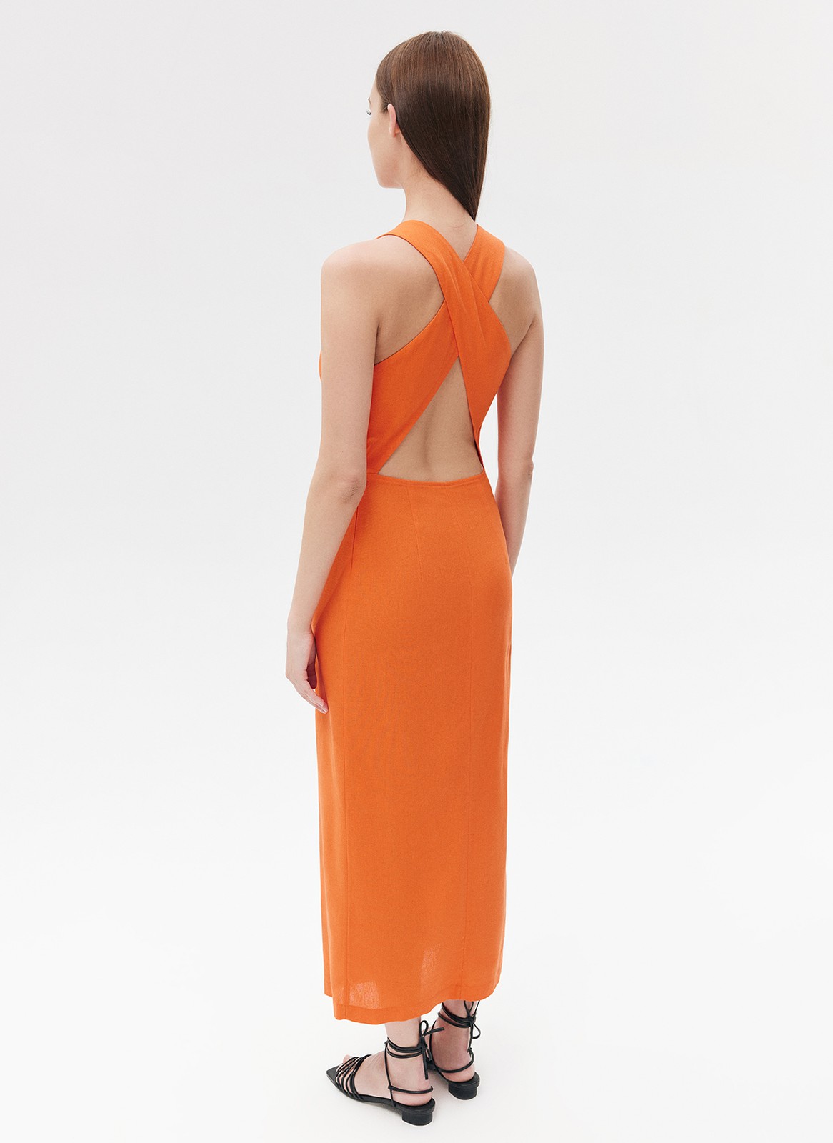 Платье с разрезом изо льна, цвет: ОРАНЖЕВЫЙ Allweneed
Платье изо льна с разрезом. Дышащий материал приятно касается тела, охлаждая кожу в жару, хорошо впитывает влагу и быстро высыхает. Актуальная длина миди, округлый вырез и скрытая застёжка на спине на молнию. Особое внимание мы уделили деталям: подобрали правильную плотность ткани, добавили перекрёстные широкие бретели на спине и чувственный разрез. В таком платье легко отправиться на прогулку по набережной, захватив с собой плетёную сумку из рафии или кожи и очки.