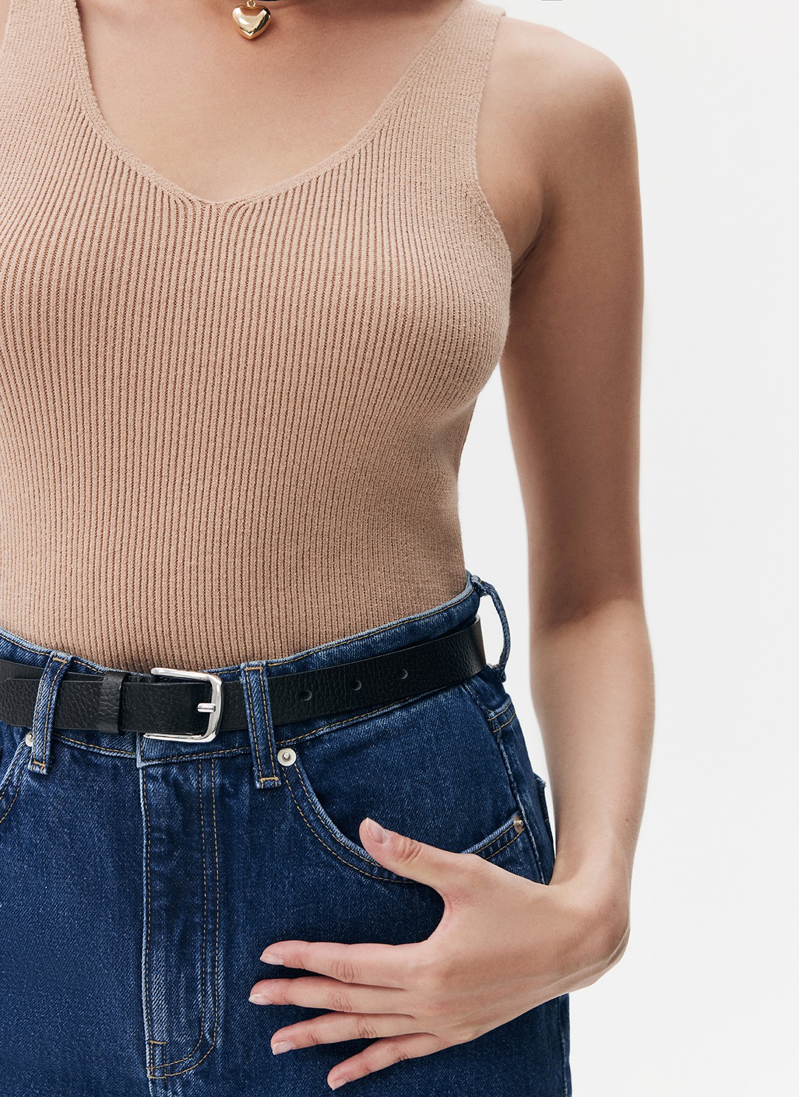 Топ вязаный, цвет: бежевый Allweneed
Минималистичный топ из вискозы плотной вязки резинкой. Наш бестселлер в осенних цветах. Мягкий материал, пропускающий воздух и приятный к телу, позволяет носить топ под рубашку или жакет, а в тёплую погоду надевать его самостоятельно.