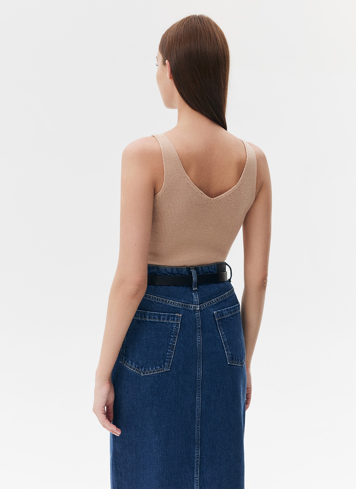 Топ вязаный, цвет: бежевый Allweneed
Минималистичный топ из вискозы плотной вязки резинкой. Наш бестселлер в осенних цветах. Мягкий материал, пропускающий воздух и приятный к телу, позволяет носить топ под рубашку или жакет, а в тёплую погоду надевать его самостоятельно.