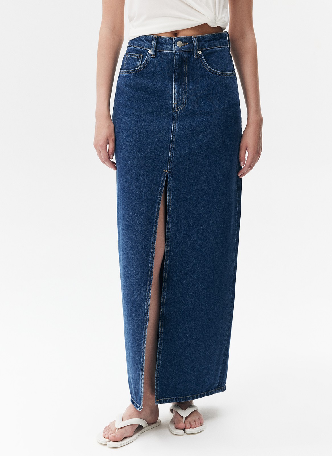 


Джинсовая юбка макси с разрезом спереди. Фасон, покоривший стритстайл за последние два года. Модель из хлопка, прямого кроя, с двумя карманами и застёжкой на молнию и пуговицу. Благодаря длине изделие легко сочетать с осенними вещами: сапогами и пальто.

