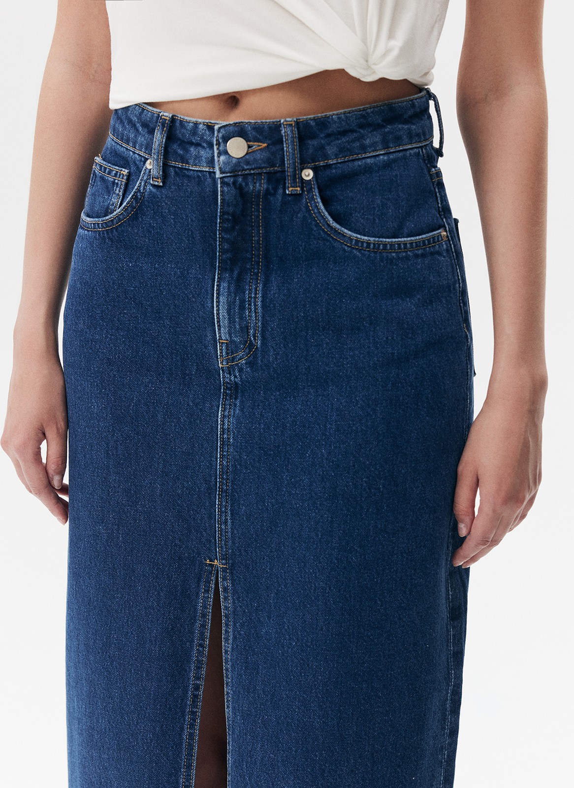 


Джинсовая юбка макси с разрезом спереди. Фасон, покоривший стритстайл за последние два года. Модель из хлопка, прямого кроя, с двумя карманами и застёжкой на молнию и пуговицу. Благодаря длине изделие легко сочетать с осенними вещами: сапогами и пальто.

