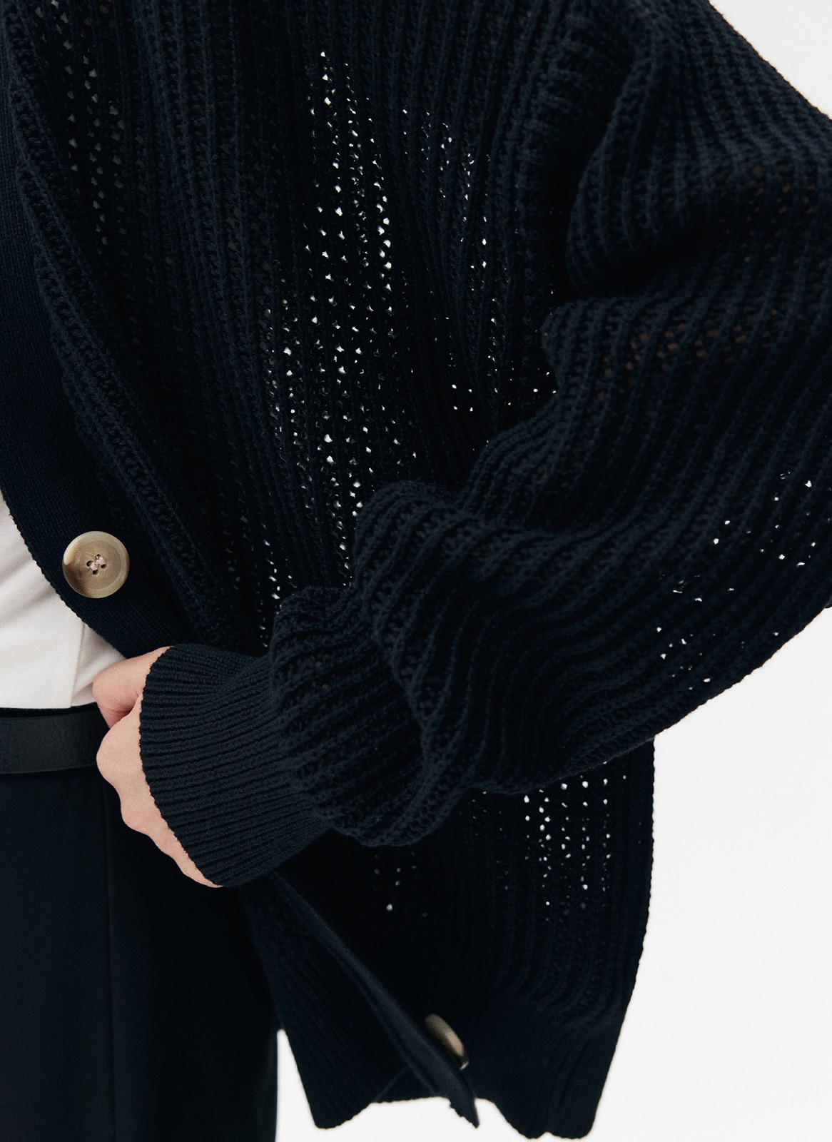 Укороченный кардиган из хлопка уютная базовая модель для летнего сезона. Мягкие длинные рукава со спущенной линией плеча создают расслабленное настроение. V-образная зона декольте. Сочетайте с любимыми джинсами и юбками.