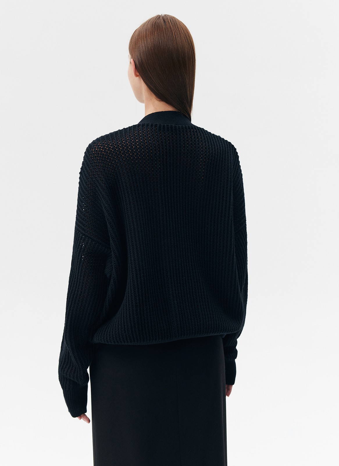 Укороченный кардиган из хлопка уютная базовая модель для летнего сезона. Мягкие длинные рукава со спущенной линией плеча создают расслабленное настроение. V-образная зона декольте. Сочетайте с любимыми джинсами и юбками.