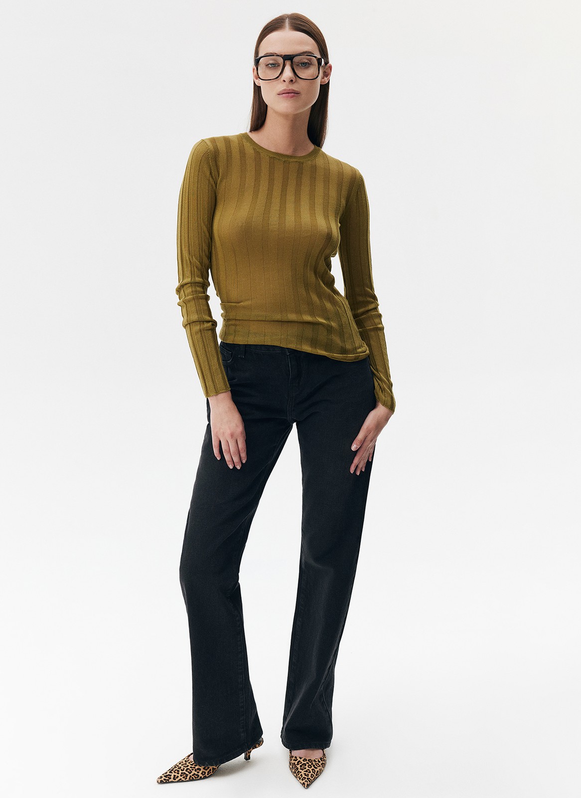 


Bootcut это модель, облегающая бёдра и расклешенная от колена книзу. Изделие на трендовой низкой посадке. Четыре кармана. Плотный материал держит форму и красиво подчёркивает линию бедра. Мы выполнили модель из нашего премиального 100% хлопкового денима с авторской варкой и брендированной фурнитурой высокого качества, по которой нас узнают.



