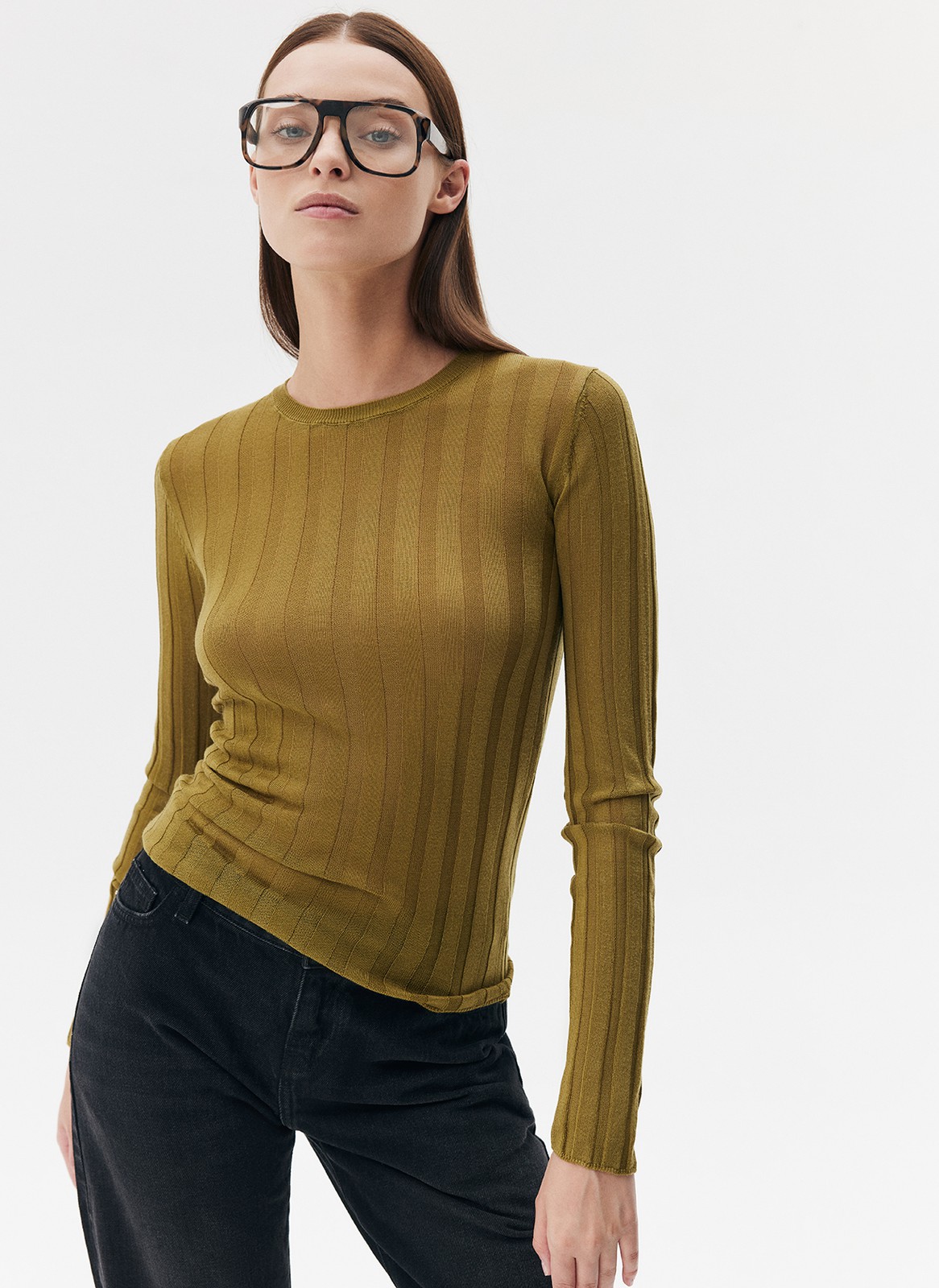 Трикотажный джемпер с длинным рукавом для женщины, цвет: хаки Allweneed
Трикотажный джемпер из вискозы наш бестселлер. Модель из тонкой, почти невесомой полупрозрачной ткани, которая приятно касается тела. Вертикальная полоска вязки лапша визуально вытягивает силуэт. Округлый вырез и прилегающий крой. Советуем комбинировать его с юбками контрастных фактур: из денима, экокожи или костюмной ткани. Обратите внимание, что изделие требует деликатного ухода.