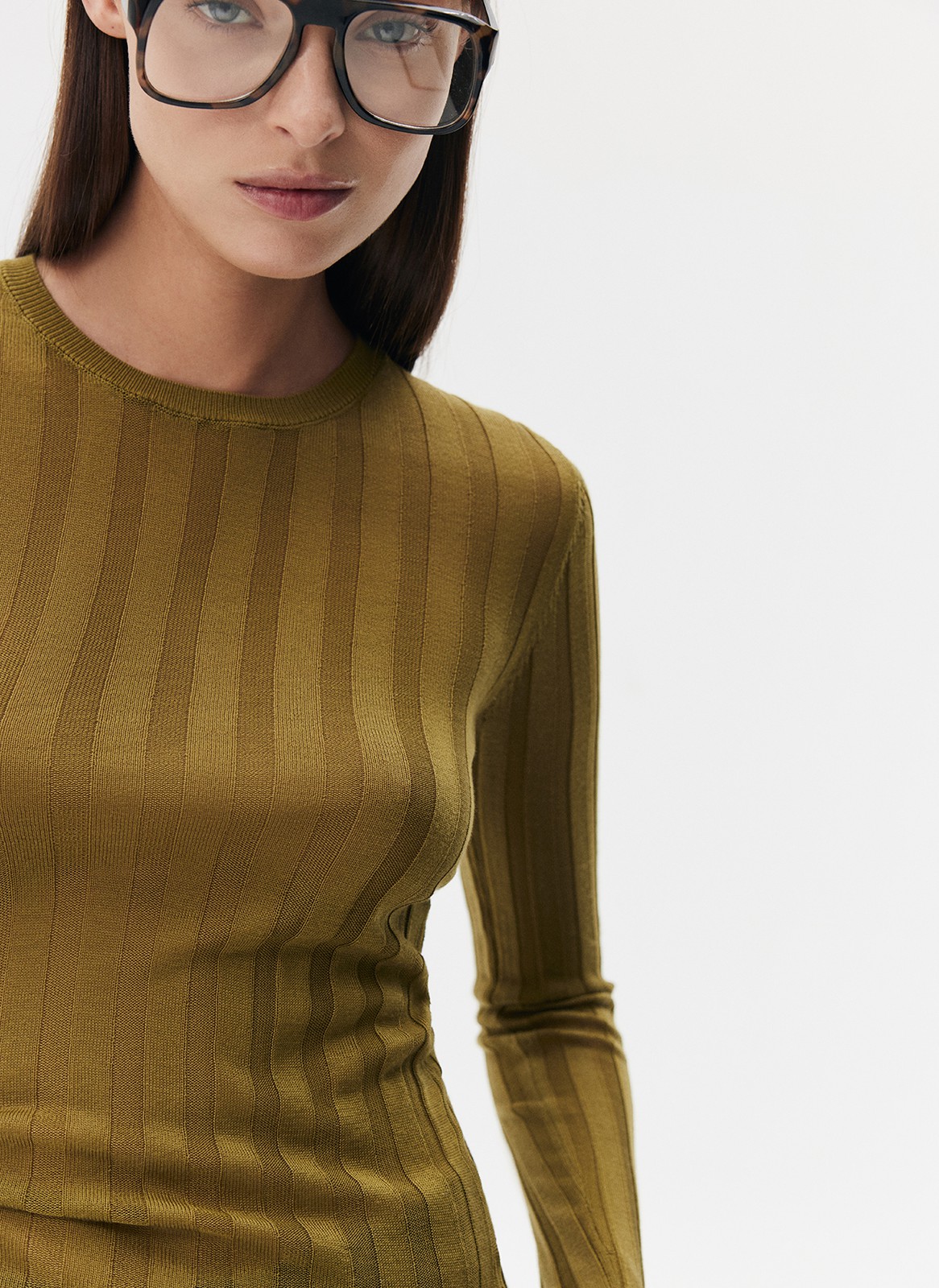 Трикотажный джемпер с длинным рукавом для женщины, цвет: хаки Allweneed
Трикотажный джемпер из вискозы наш бестселлер. Модель из тонкой, почти невесомой полупрозрачной ткани, которая приятно касается тела. Вертикальная полоска вязки лапша визуально вытягивает силуэт. Округлый вырез и прилегающий крой. Советуем комбинировать его с юбками контрастных фактур: из денима, экокожи или костюмной ткани. Обратите внимание, что изделие требует деликатного ухода.