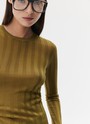 Трикотажный джемпер с длинным рукавом для женщины, цвет: хаки Allweneed
Трикотажный джемпер из вискозы наш бестселлер. Модель из тонкой, почти невесомой полупрозрачной ткани, которая приятно касается тела. Вертикальная полоска вязки лапша визуально вытягивает силуэт. Округлый вырез и прилегающий крой. Советуем комбинировать его с юбками контрастных фактур: из денима, экокожи или костюмной ткани. Обратите внимание, что изделие требует деликатного ухода.