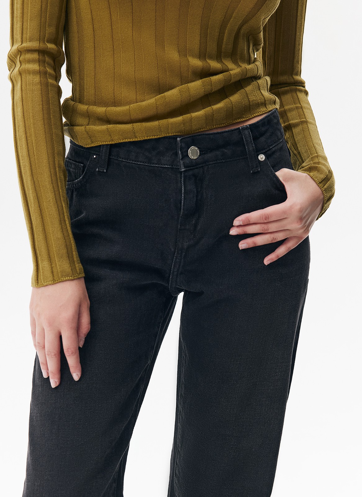 


Bootcut это модель, облегающая бёдра и расклешенная от колена книзу. Изделие на трендовой низкой посадке. Четыре кармана. Плотный материал держит форму и красиво подчёркивает линию бедра. Мы выполнили модель из нашего премиального 100% хлопкового денима с авторской варкой и брендированной фурнитурой высокого качества, по которой нас узнают.



