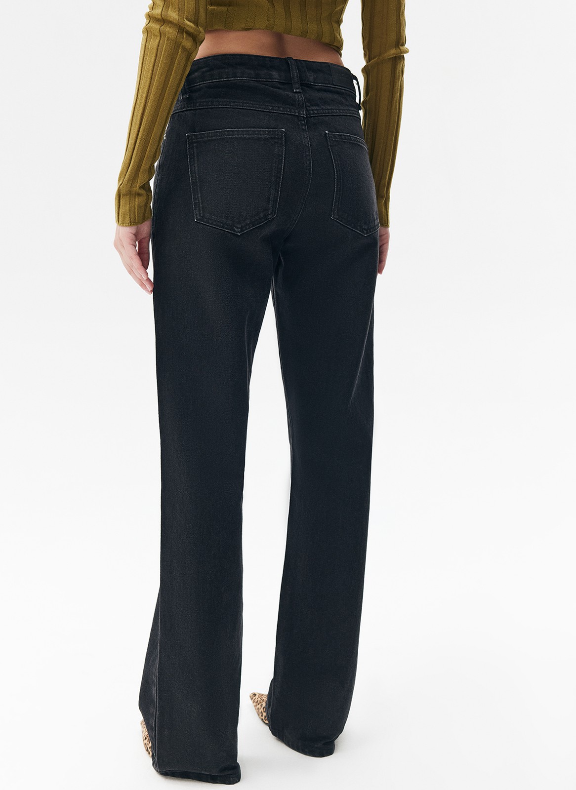 


Bootcut это модель, облегающая бёдра и расклешенная от колена книзу. Изделие на трендовой низкой посадке. Четыре кармана. Плотный материал держит форму и красиво подчёркивает линию бедра. Мы выполнили модель из нашего премиального 100% хлопкового денима с авторской варкой и брендированной фурнитурой высокого качества, по которой нас узнают.



