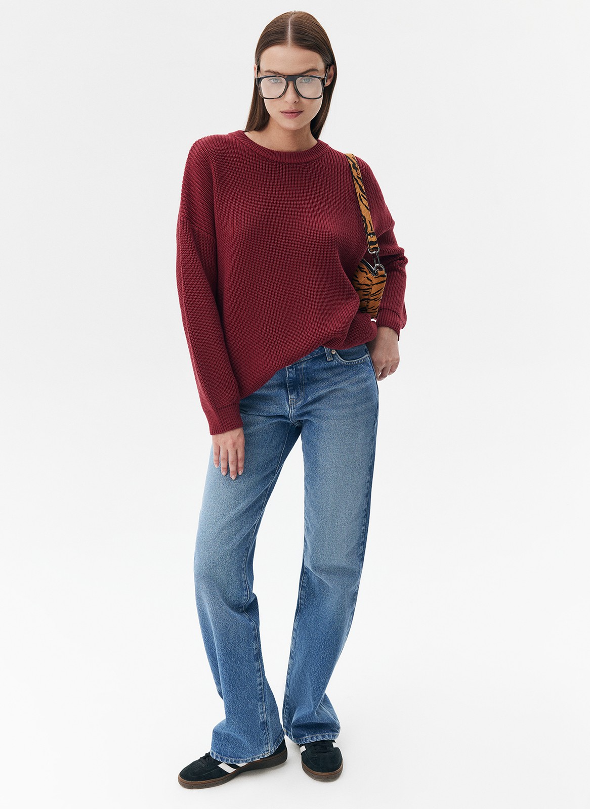 Трикотажный джемпер с длинным рукавом для женщины, цвет: Терракотово-Красный Allweneed Хлопковый свитер. Модель свободного силуэта, с круглой горловиной. Легко вписывается в осенний гардероб. Благодаря слегка расслабленной, но плотной вязке мелкой косичкой создается эффект воздушности. Материал дышит и позволяет поддерживать оптимальную температуру тела. Каждый сезон мы пополняем палитру модели новыми оттенками. Летом свитер подходит для прохладных вечеров, а осенью советуем включить его в повседневную базу и носить с футболками и рубашками.