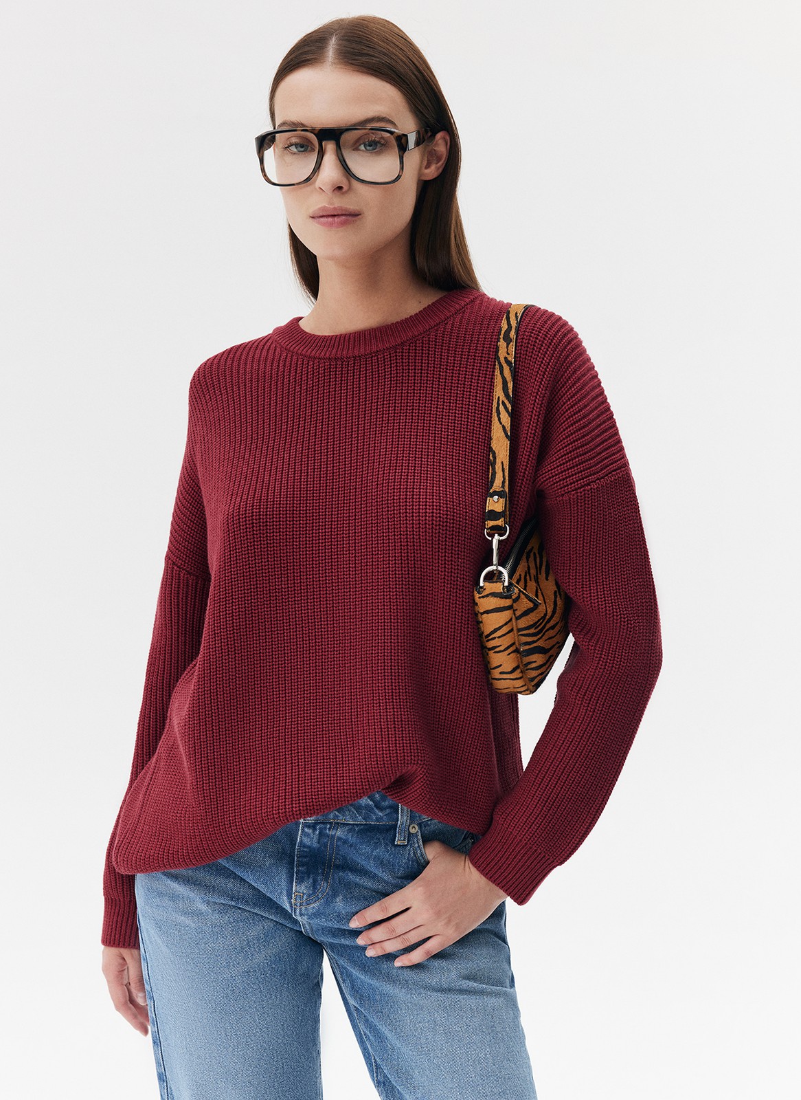 Трикотажный джемпер с длинным рукавом для женщины, цвет: Терракотово-Красный Allweneed Хлопковый свитер. Модель свободного силуэта, с круглой горловиной. Легко вписывается в осенний гардероб. Благодаря слегка расслабленной, но плотной вязке мелкой косичкой создается эффект воздушности. Материал дышит и позволяет поддерживать оптимальную температуру тела. Каждый сезон мы пополняем палитру модели новыми оттенками. Летом свитер подходит для прохладных вечеров, а осенью советуем включить его в повседневную базу и носить с футболками и рубашками.