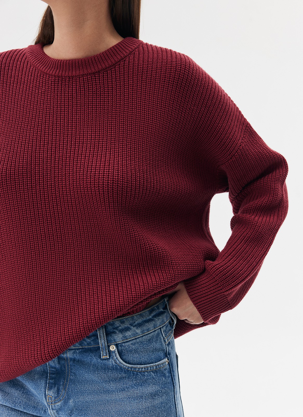 Трикотажный джемпер с длинным рукавом для женщины, цвет: Терракотово-Красный Allweneed Хлопковый свитер. Модель свободного силуэта, с круглой горловиной. Легко вписывается в осенний гардероб. Благодаря слегка расслабленной, но плотной вязке мелкой косичкой создается эффект воздушности. Материал дышит и позволяет поддерживать оптимальную температуру тела. Каждый сезон мы пополняем палитру модели новыми оттенками. Летом свитер подходит для прохладных вечеров, а осенью советуем включить его в повседневную базу и носить с футболками и рубашками.