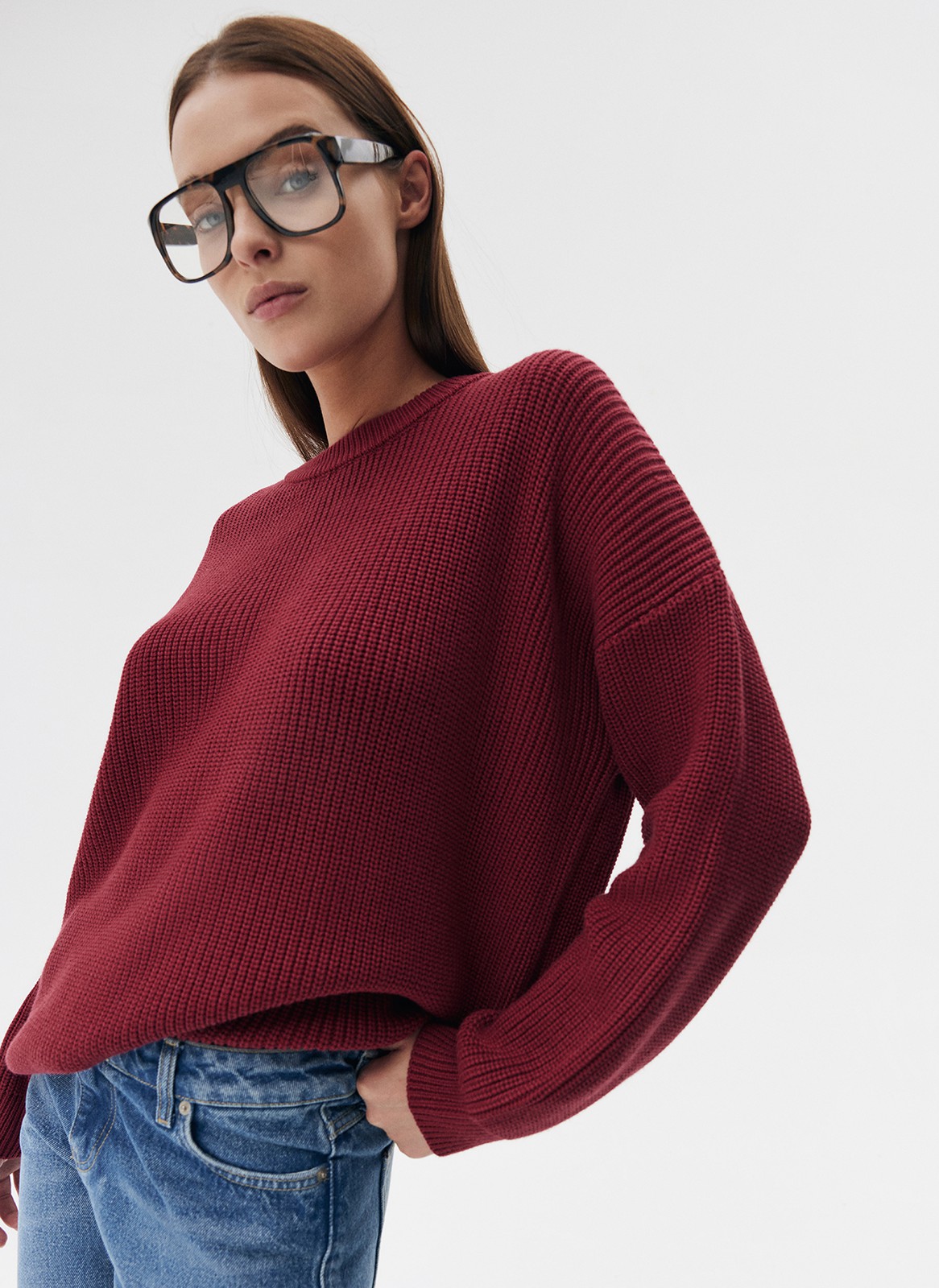 Трикотажный джемпер с длинным рукавом для женщины, цвет: Терракотово-Красный Allweneed Хлопковый свитер. Модель свободного силуэта, с круглой горловиной. Легко вписывается в осенний гардероб. Благодаря слегка расслабленной, но плотной вязке мелкой косичкой создается эффект воздушности. Материал дышит и позволяет поддерживать оптимальную температуру тела. Каждый сезон мы пополняем палитру модели новыми оттенками. Летом свитер подходит для прохладных вечеров, а осенью советуем включить его в повседневную базу и носить с футболками и рубашками.