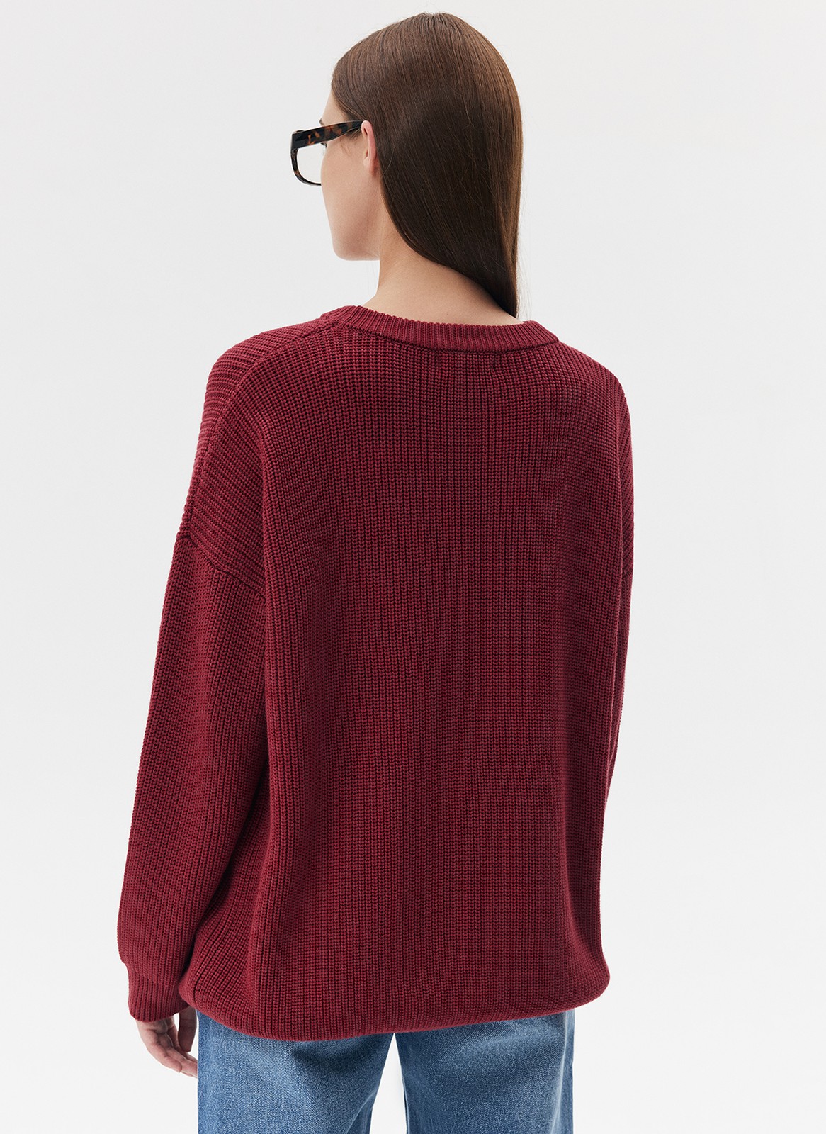 Трикотажный джемпер с длинным рукавом для женщины, цвет: Терракотово-Красный Allweneed Хлопковый свитер. Модель свободного силуэта, с круглой горловиной. Легко вписывается в осенний гардероб. Благодаря слегка расслабленной, но плотной вязке мелкой косичкой создается эффект воздушности. Материал дышит и позволяет поддерживать оптимальную температуру тела. Каждый сезон мы пополняем палитру модели новыми оттенками. Летом свитер подходит для прохладных вечеров, а осенью советуем включить его в повседневную базу и носить с футболками и рубашками.