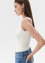 Топ вязаный, цвет: молочный Allweneed
Минималистичный топ из вискозы плотной вязки резинкой. Наш бестселлер в осенних цветах. Мягкий материал, пропускающий воздух и приятный к телу, позволяет носить топ под рубашку или жакет, а в тёплую погоду надевать его самостоятельно.