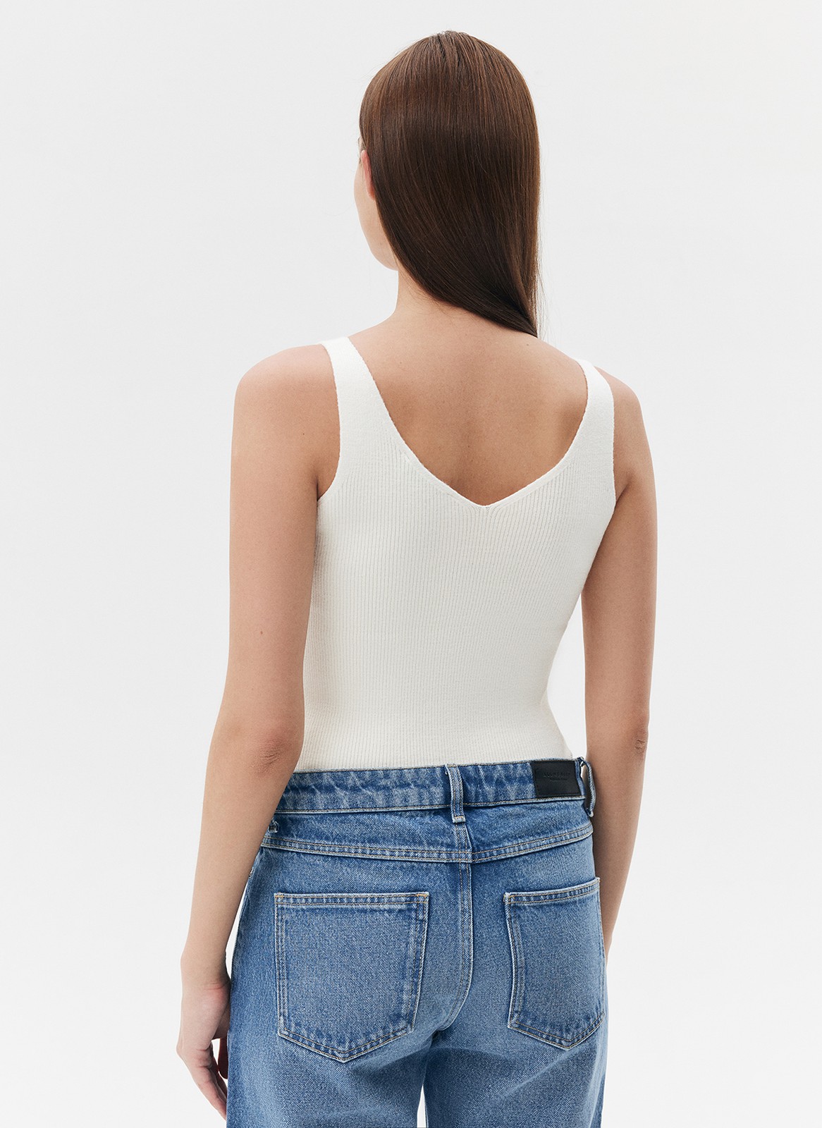Топ вязаный, цвет: молочный Allweneed
Минималистичный топ из вискозы плотной вязки резинкой. Наш бестселлер в осенних цветах. Мягкий материал, пропускающий воздух и приятный к телу, позволяет носить топ под рубашку или жакет, а в тёплую погоду надевать его самостоятельно.