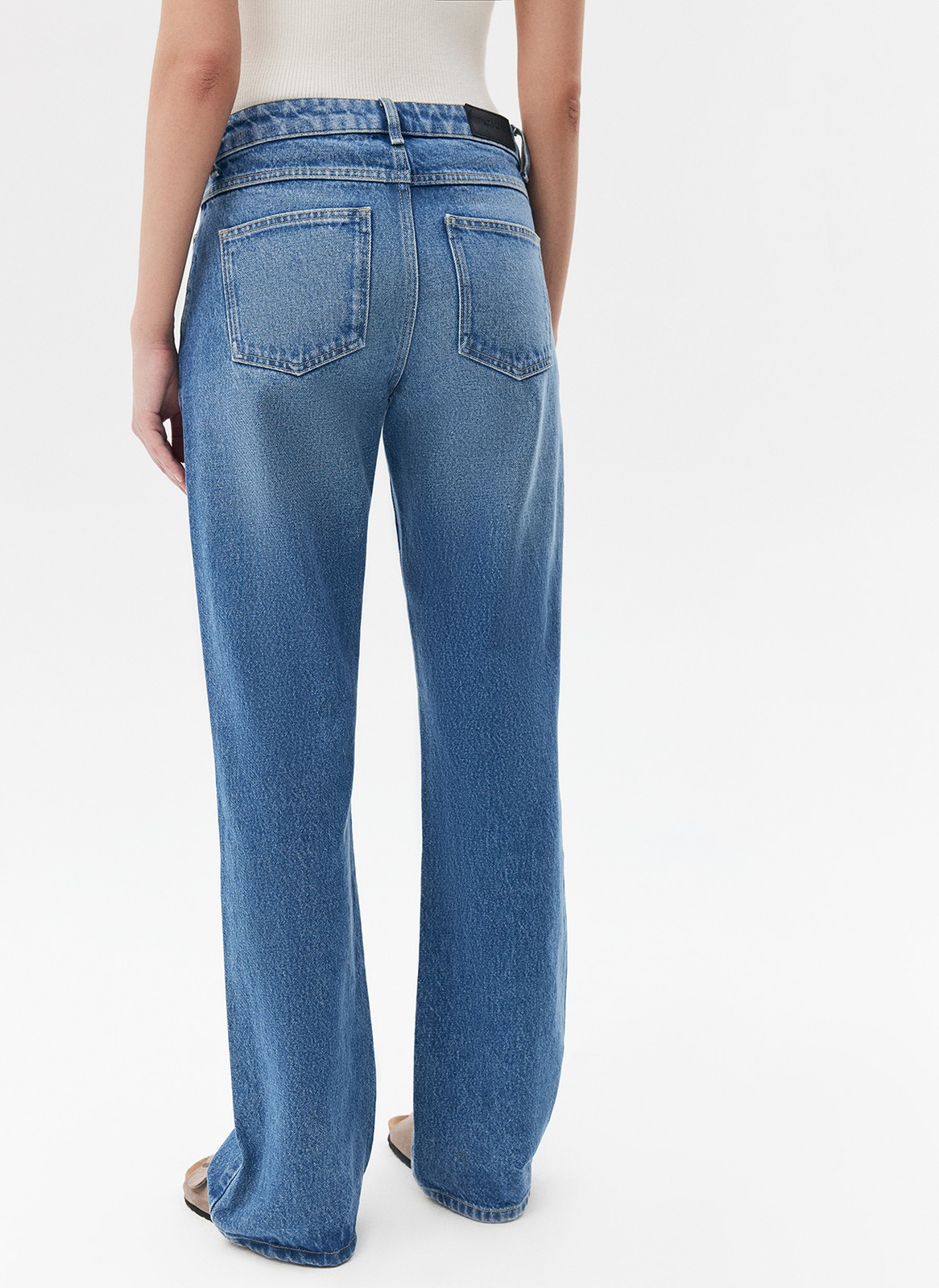 Брюки из джинсовой ткани для женщины, цвет: синий Allweneed Bootcut это модель, облегающая бёдра и расклешённая от колена книзу. Изделие на трендовой низкой посадке. Четыре кармана. Плотный материал держит форму и красиво подчёркивает линию бедра. Мы выполнили модель из нашего премиального 100% хлопкового денима с авторской варкой и брендированной фурнитурой высокого качества, по которой нас узнают.