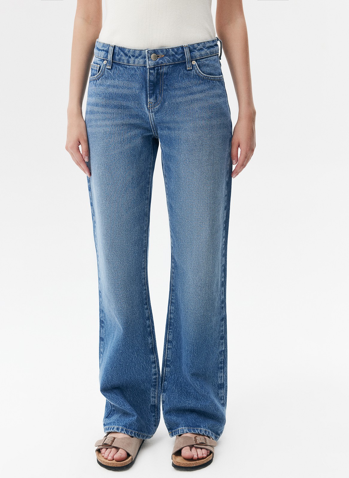 Брюки из джинсовой ткани для женщины, цвет: синий Allweneed Bootcut это модель, облегающая бёдра и расклешённая от колена книзу. Изделие на трендовой низкой посадке. Четыре кармана. Плотный материал держит форму и красиво подчёркивает линию бедра. Мы выполнили модель из нашего премиального 100% хлопкового денима с авторской варкой и брендированной фурнитурой высокого качества, по которой нас узнают.