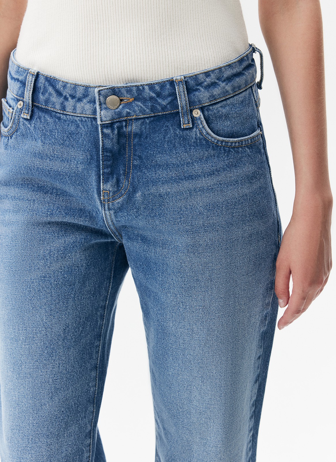 Брюки из джинсовой ткани для женщины, цвет: синий Allweneed Bootcut это модель, облегающая бёдра и расклешённая от колена книзу. Изделие на трендовой низкой посадке. Четыре кармана. Плотный материал держит форму и красиво подчёркивает линию бедра. Мы выполнили модель из нашего премиального 100% хлопкового денима с авторской варкой и брендированной фурнитурой высокого качества, по которой нас узнают.