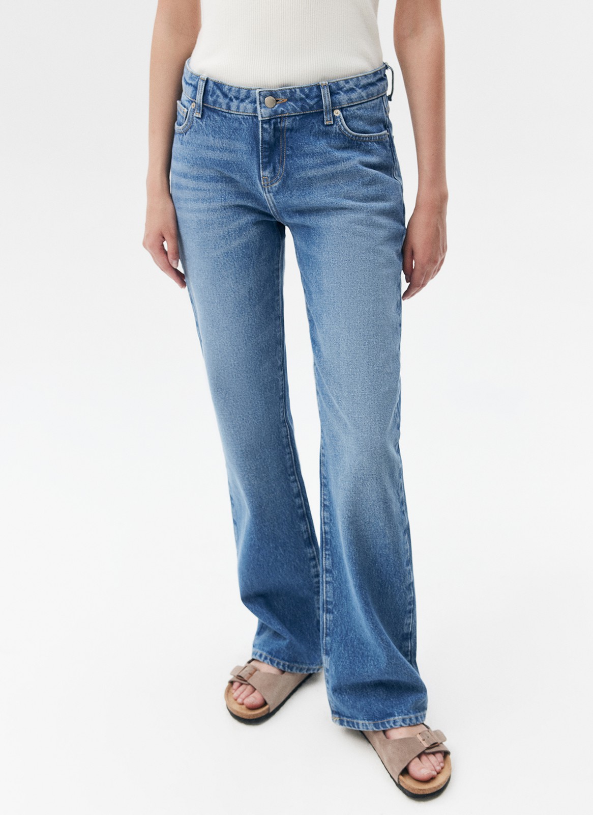 Брюки из джинсовой ткани для женщины, цвет: синий Allweneed Bootcut это модель, облегающая бёдра и расклешённая от колена книзу. Изделие на трендовой низкой посадке. Четыре кармана. Плотный материал держит форму и красиво подчёркивает линию бедра. Мы выполнили модель из нашего премиального 100% хлопкового денима с авторской варкой и брендированной фурнитурой высокого качества, по которой нас узнают.