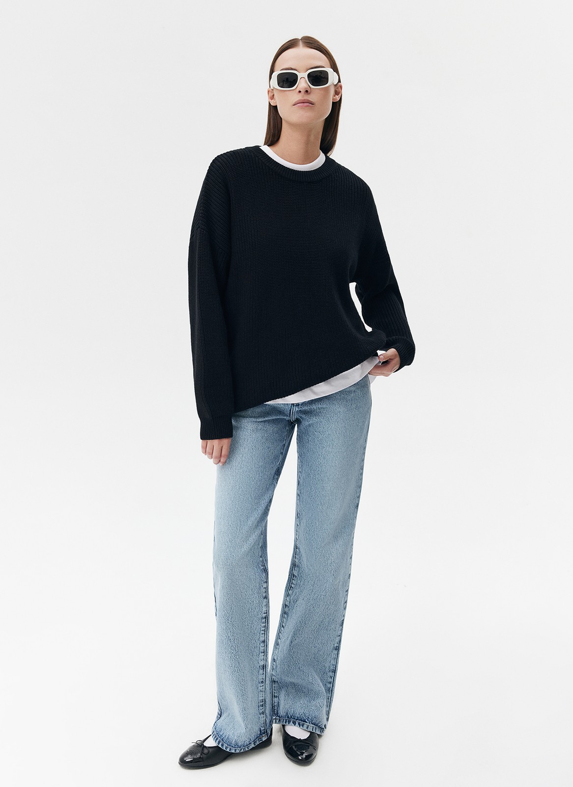 Хлопковый свитер. Модель свободного силуэта, с круглой горловиной. Легко вписывается в осенний гардероб. Благодаря слегка расслабленной, но плотной вязке мелкой косичкой создается эффект воздушности. Материал дышит и позволяет поддерживать оптимальную температуру тела. Каждый сезон мы пополняем палитру модели новыми оттенками. Летом свитер подходит для прохладных вечеров, а осенью советуем включить его в повседневную базу и носить с футболками и рубашками.