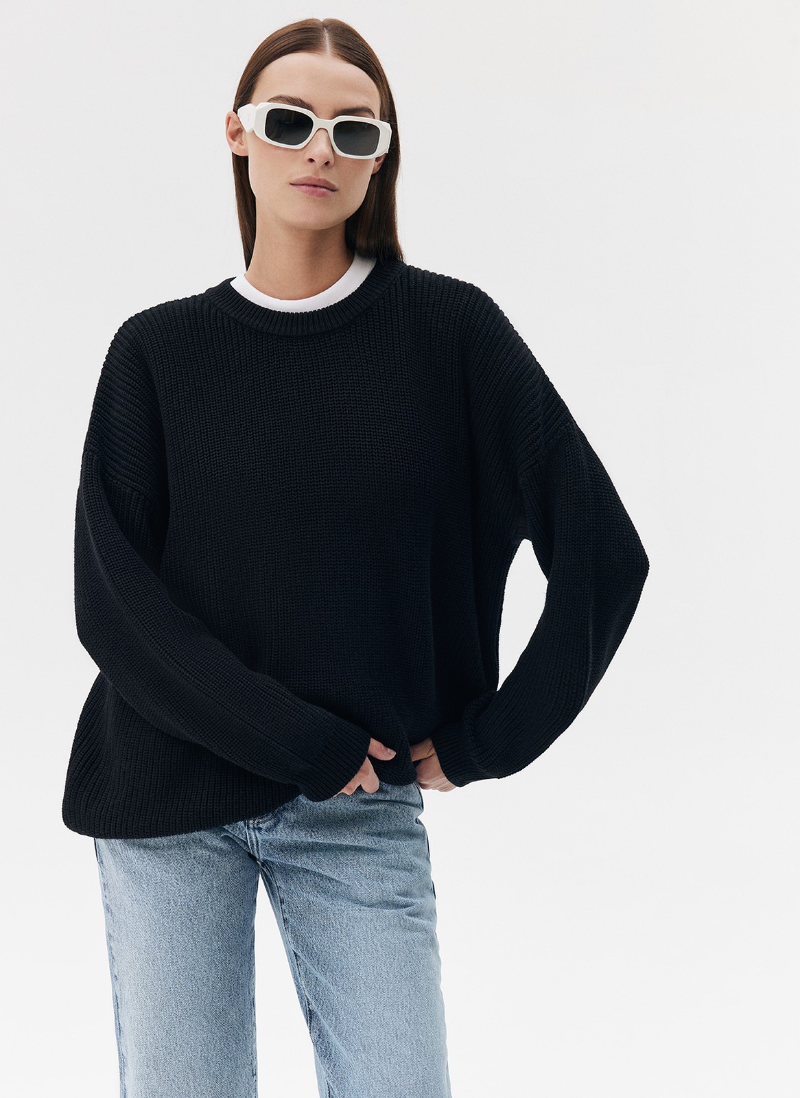 Хлопковый свитер. Модель свободного силуэта, с круглой горловиной. Легко вписывается в осенний гардероб. Благодаря слегка расслабленной, но плотной вязке мелкой косичкой создается эффект воздушности. Материал дышит и позволяет поддерживать оптимальную температуру тела. Каждый сезон мы пополняем палитру модели новыми оттенками. Летом свитер подходит для прохладных вечеров, а осенью советуем включить его в повседневную базу и носить с футболками и рубашками.