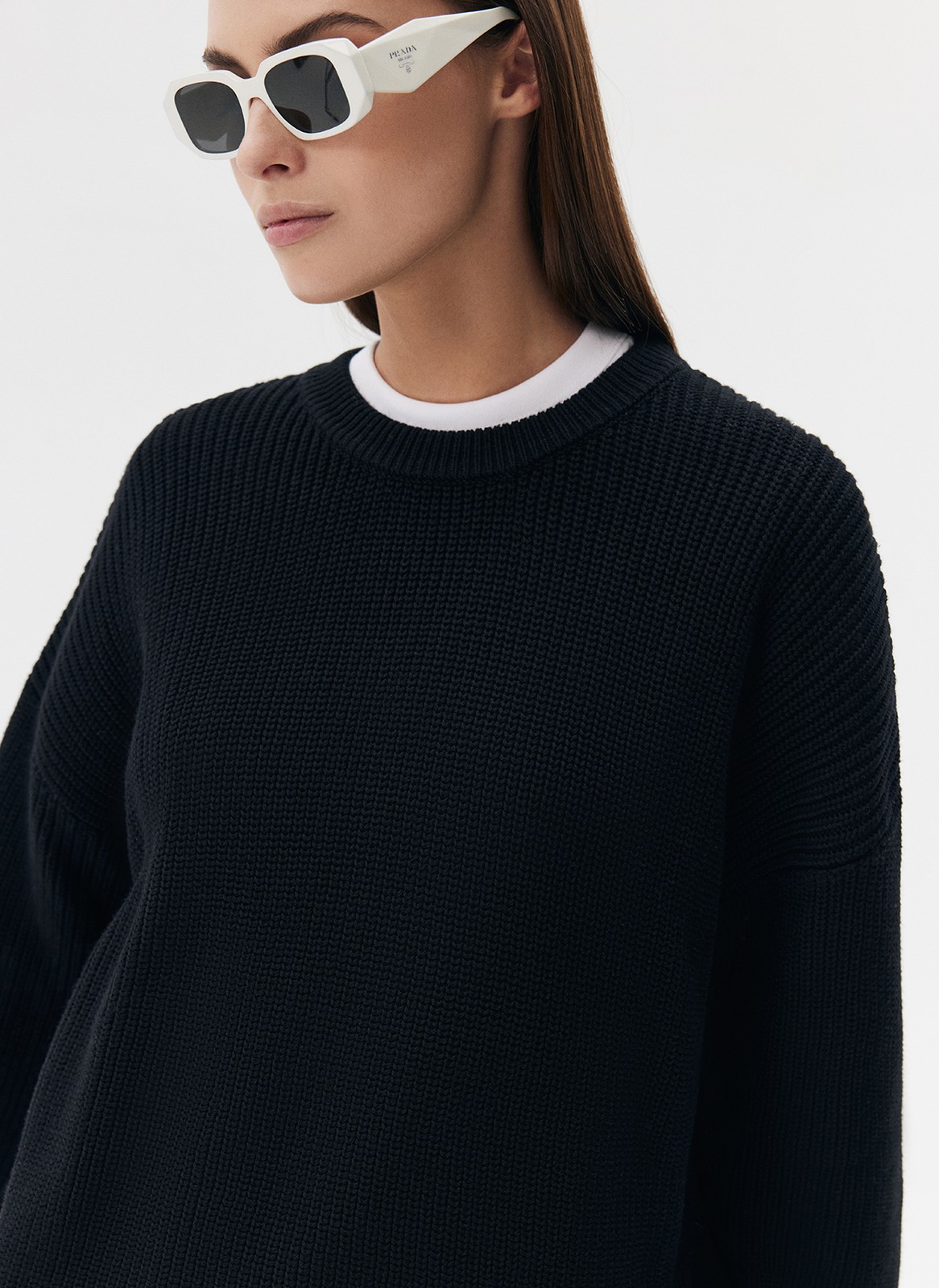 Хлопковый свитер. Модель свободного силуэта, с круглой горловиной. Легко вписывается в осенний гардероб. Благодаря слегка расслабленной, но плотной вязке мелкой косичкой создается эффект воздушности. Материал дышит и позволяет поддерживать оптимальную температуру тела. Каждый сезон мы пополняем палитру модели новыми оттенками. Летом свитер подходит для прохладных вечеров, а осенью советуем включить его в повседневную базу и носить с футболками и рубашками.