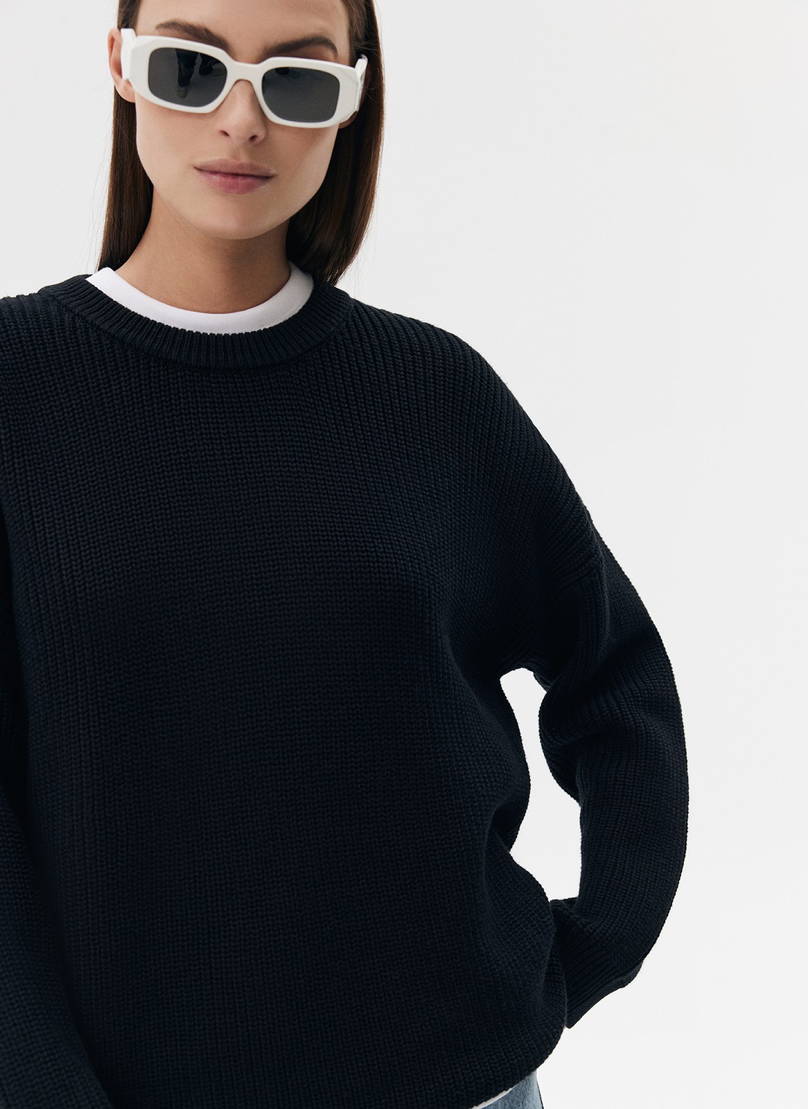 Хлопковый свитер. Модель свободного силуэта, с круглой горловиной. Легко вписывается в осенний гардероб. Благодаря слегка расслабленной, но плотной вязке мелкой косичкой создается эффект воздушности. Материал дышит и позволяет поддерживать оптимальную температуру тела. Каждый сезон мы пополняем палитру модели новыми оттенками. Летом свитер подходит для прохладных вечеров, а осенью советуем включить его в повседневную базу и носить с футболками и рубашками.