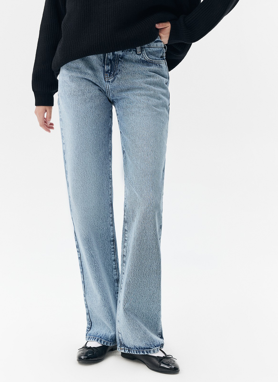 


Bootcut это модель, облегающая бёдра и расклешённая от колена книзу. Изделие на трендовой низкой посадке. Четыре кармана. Плотный материал держит форму и красиво подчёркивает линию бедра. Мы выполнили модель из нашего премиального 100% хлопкового денима с авторской варкой и брендированной фурнитурой высокого качества, по которой нас узнают.

