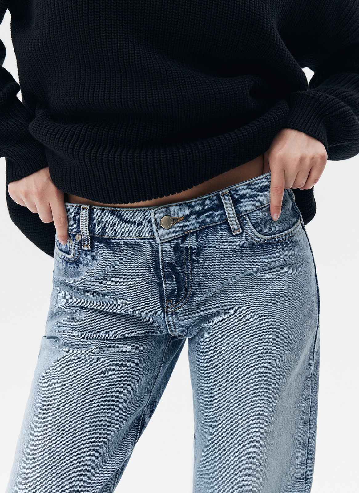 


Bootcut это модель, облегающая бёдра и расклешённая от колена книзу. Изделие на трендовой низкой посадке. Четыре кармана. Плотный материал держит форму и красиво подчёркивает линию бедра. Мы выполнили модель из нашего премиального 100% хлопкового денима с авторской варкой и брендированной фурнитурой высокого качества, по которой нас узнают.

