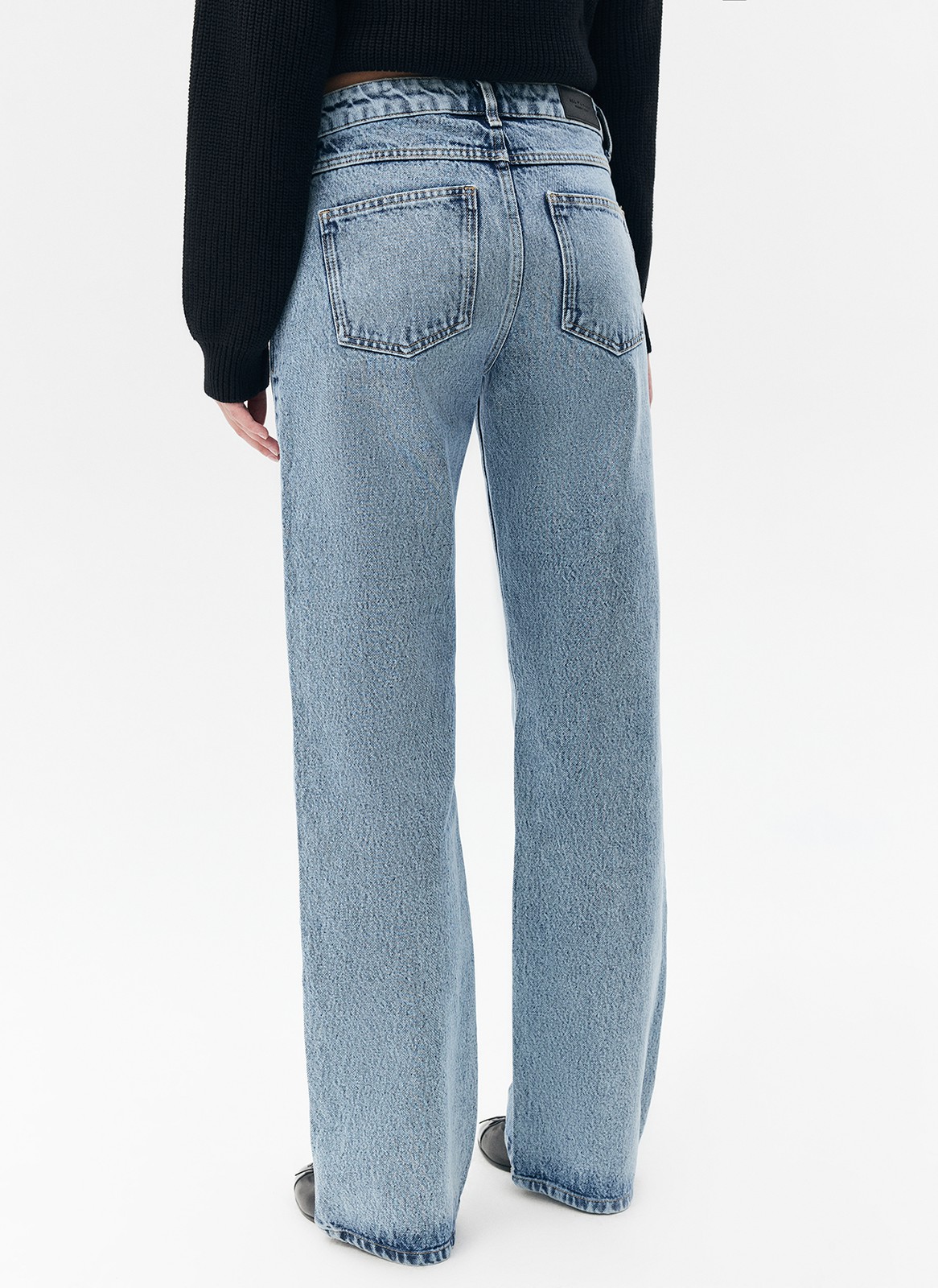 


Bootcut это модель, облегающая бёдра и расклешённая от колена книзу. Изделие на трендовой низкой посадке. Четыре кармана. Плотный материал держит форму и красиво подчёркивает линию бедра. Мы выполнили модель из нашего премиального 100% хлопкового денима с авторской варкой и брендированной фурнитурой высокого качества, по которой нас узнают.

