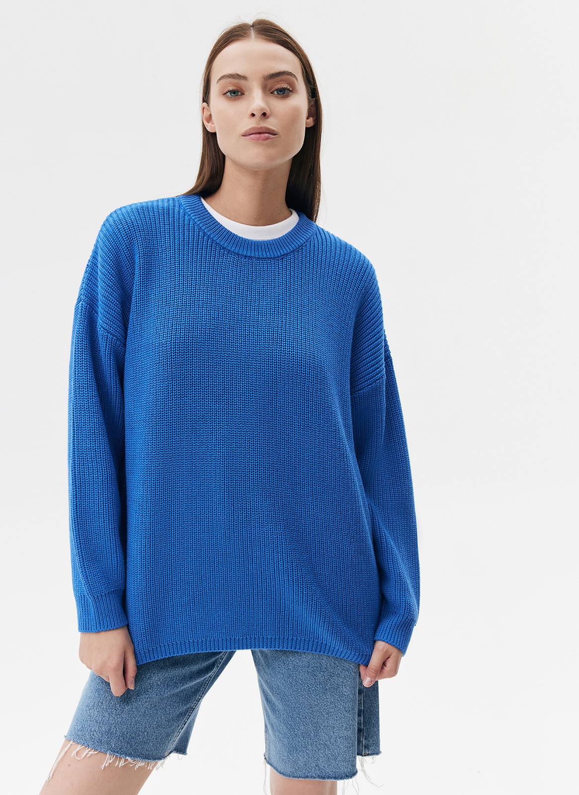 Трикотажный джемпер с длинным рукавом для женщины, цвет: синий Allweneed Хлопковый свитер. Модель свободного силуэта, с круглой горловиной. Легко вписывается в осенний гардероб. Благодаря слегка расслабленной, но плотной вязке мелкой косичкой создается эффект воздушности. Материал дышит и позволяет поддерживать оптимальную температуру тела. Каждый сезон мы пополняем палитру модели новыми оттенками. Летом свитер подходит для прохладных вечеров, а осенью советуем включить его в повседневную базу и носить с футболками и рубашками.