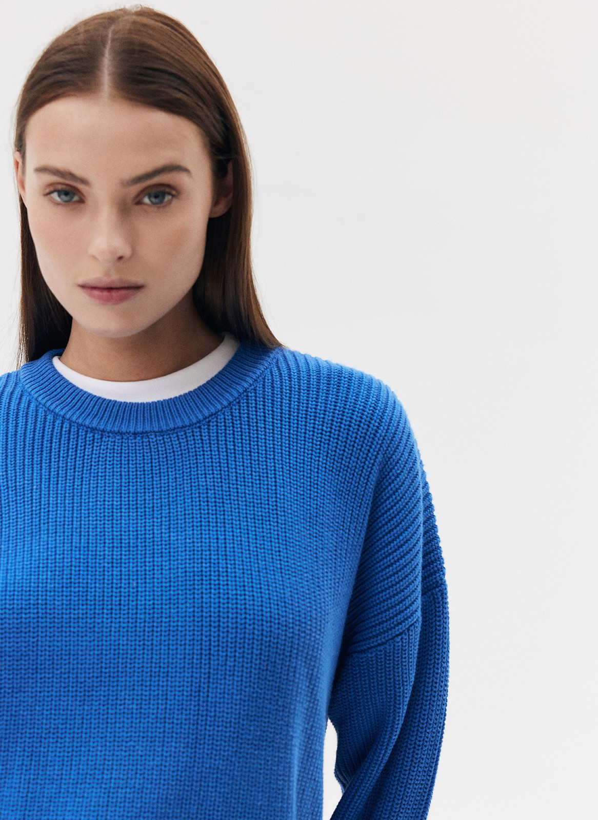 Трикотажный джемпер с длинным рукавом для женщины, цвет: синий Allweneed Хлопковый свитер. Модель свободного силуэта, с круглой горловиной. Легко вписывается в осенний гардероб. Благодаря слегка расслабленной, но плотной вязке мелкой косичкой создается эффект воздушности. Материал дышит и позволяет поддерживать оптимальную температуру тела. Каждый сезон мы пополняем палитру модели новыми оттенками. Летом свитер подходит для прохладных вечеров, а осенью советуем включить его в повседневную базу и носить с футболками и рубашками.