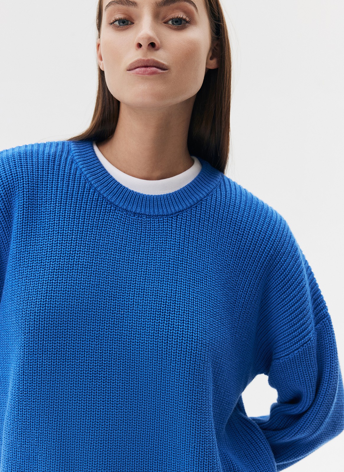 Трикотажный джемпер с длинным рукавом для женщины, цвет: синий Allweneed Хлопковый свитер. Модель свободного силуэта, с круглой горловиной. Легко вписывается в осенний гардероб. Благодаря слегка расслабленной, но плотной вязке мелкой косичкой создается эффект воздушности. Материал дышит и позволяет поддерживать оптимальную температуру тела. Каждый сезон мы пополняем палитру модели новыми оттенками. Летом свитер подходит для прохладных вечеров, а осенью советуем включить его в повседневную базу и носить с футболками и рубашками.