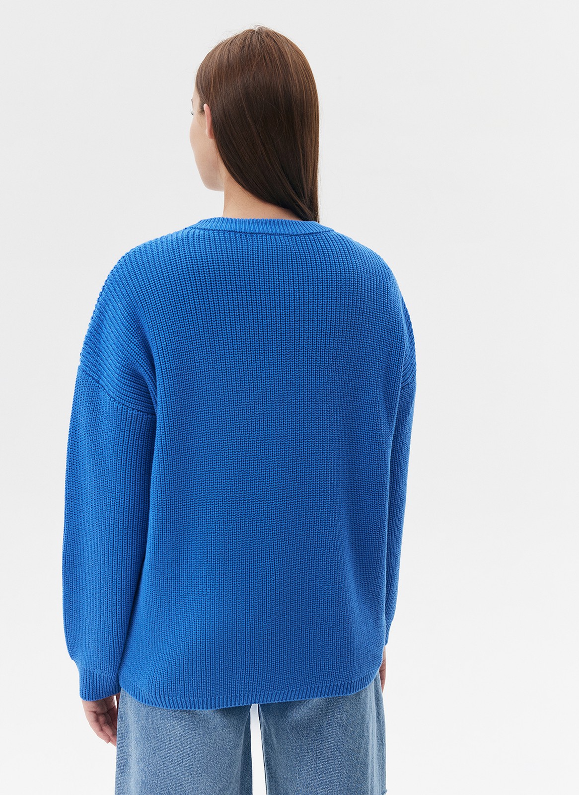 Трикотажный джемпер с длинным рукавом для женщины, цвет: синий Allweneed Хлопковый свитер. Модель свободного силуэта, с круглой горловиной. Легко вписывается в осенний гардероб. Благодаря слегка расслабленной, но плотной вязке мелкой косичкой создается эффект воздушности. Материал дышит и позволяет поддерживать оптимальную температуру тела. Каждый сезон мы пополняем палитру модели новыми оттенками. Летом свитер подходит для прохладных вечеров, а осенью советуем включить его в повседневную базу и носить с футболками и рубашками.