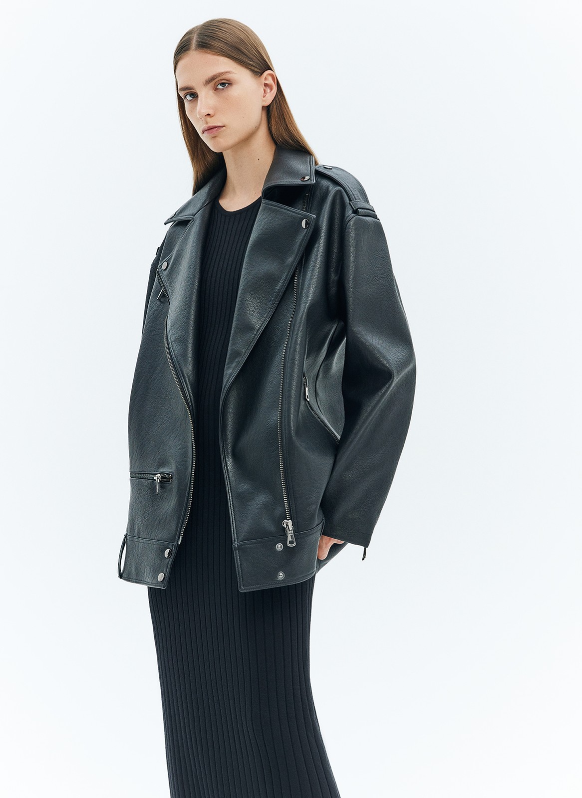 Объёмная косуха из экокожи. Косая молния, широкие лацканы, погоны и молния на рукаве. Мы изготовили модель с нашей фирменной фурнитурой высокого качества. Экокожа достаточно плотная, чтобы держать форму. Материал слегка переливается на свету. Благодаря свободной посадке её можно носить девушкам с разной фигурой. Сочетайте с джинсами, юбками из вискозы и денима.