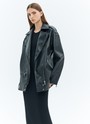 Объёмная косуха из экокожи. Косая молния, широкие лацканы, погоны и молния на рукаве. Мы изготовили модель с нашей фирменной фурнитурой высокого качества. Экокожа достаточно плотная, чтобы держать форму. Материал слегка переливается на свету. Благодаря свободной посадке её можно носить девушкам с разной фигурой. Сочетайте с джинсами, юбками из вискозы и денима.