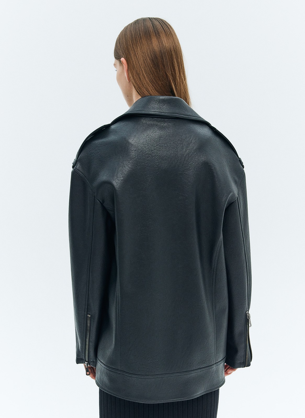 Объёмная косуха из экокожи. Косая молния, широкие лацканы, погоны и молния на рукаве. Мы изготовили модель с нашей фирменной фурнитурой высокого качества. Экокожа достаточно плотная, чтобы держать форму. Материал слегка переливается на свету. Благодаря свободной посадке её можно носить девушкам с разной фигурой. Сочетайте с джинсами, юбками из вискозы и денима.