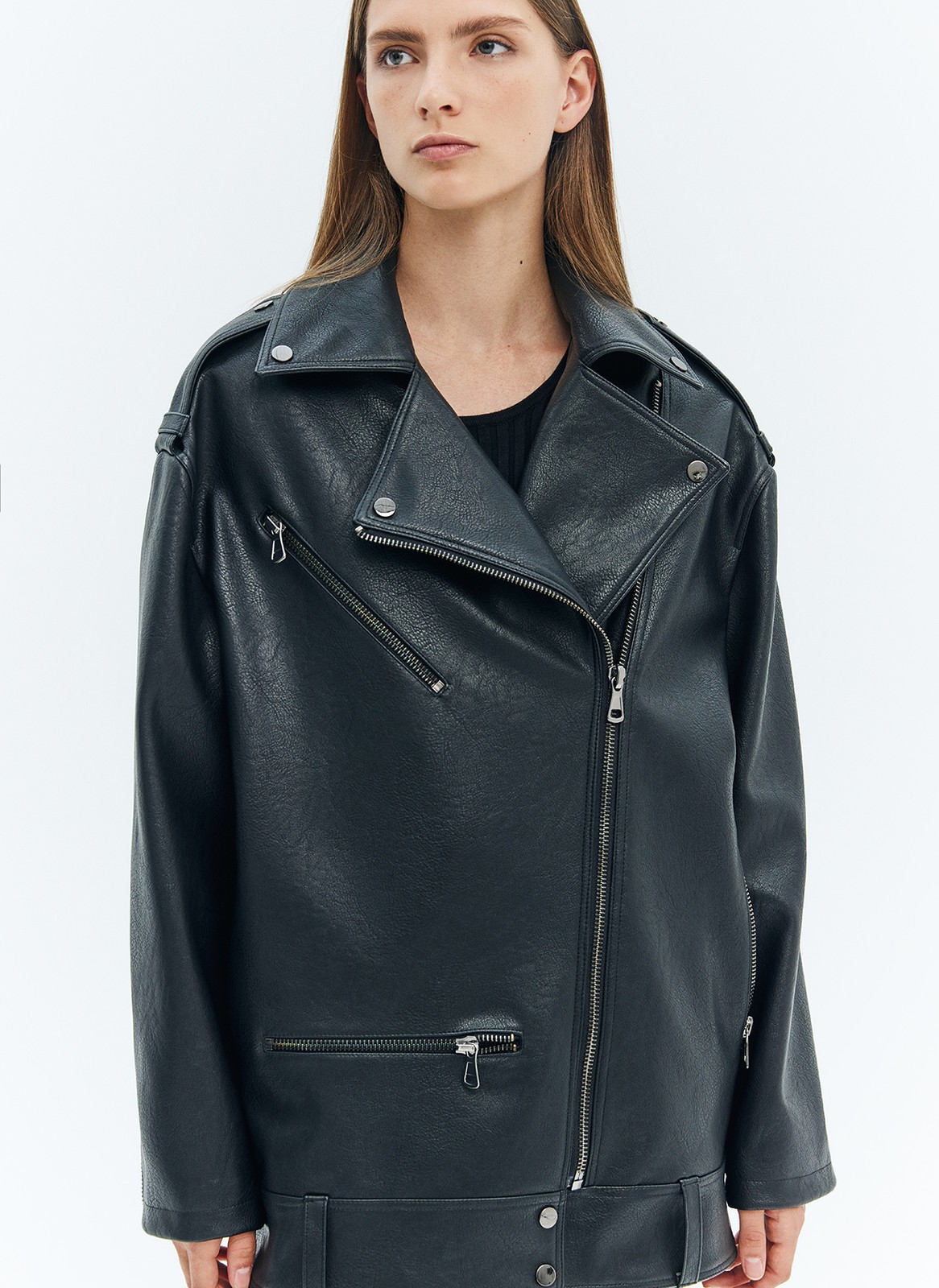 Объёмная косуха из экокожи. Косая молния, широкие лацканы, погоны и молния на рукаве. Мы изготовили модель с нашей фирменной фурнитурой высокого качества. Экокожа достаточно плотная, чтобы держать форму. Материал слегка переливается на свету. Благодаря свободной посадке её можно носить девушкам с разной фигурой. Сочетайте с джинсами, юбками из вискозы и денима.