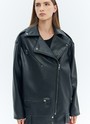 Объёмная косуха из экокожи. Косая молния, широкие лацканы, погоны и молния на рукаве. Мы изготовили модель с нашей фирменной фурнитурой высокого качества. Экокожа достаточно плотная, чтобы держать форму. Материал слегка переливается на свету. Благодаря свободной посадке её можно носить девушкам с разной фигурой. Сочетайте с джинсами, юбками из вискозы и денима.